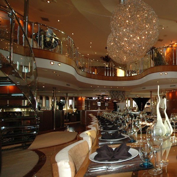 yacht-charter-dining-mezzanine